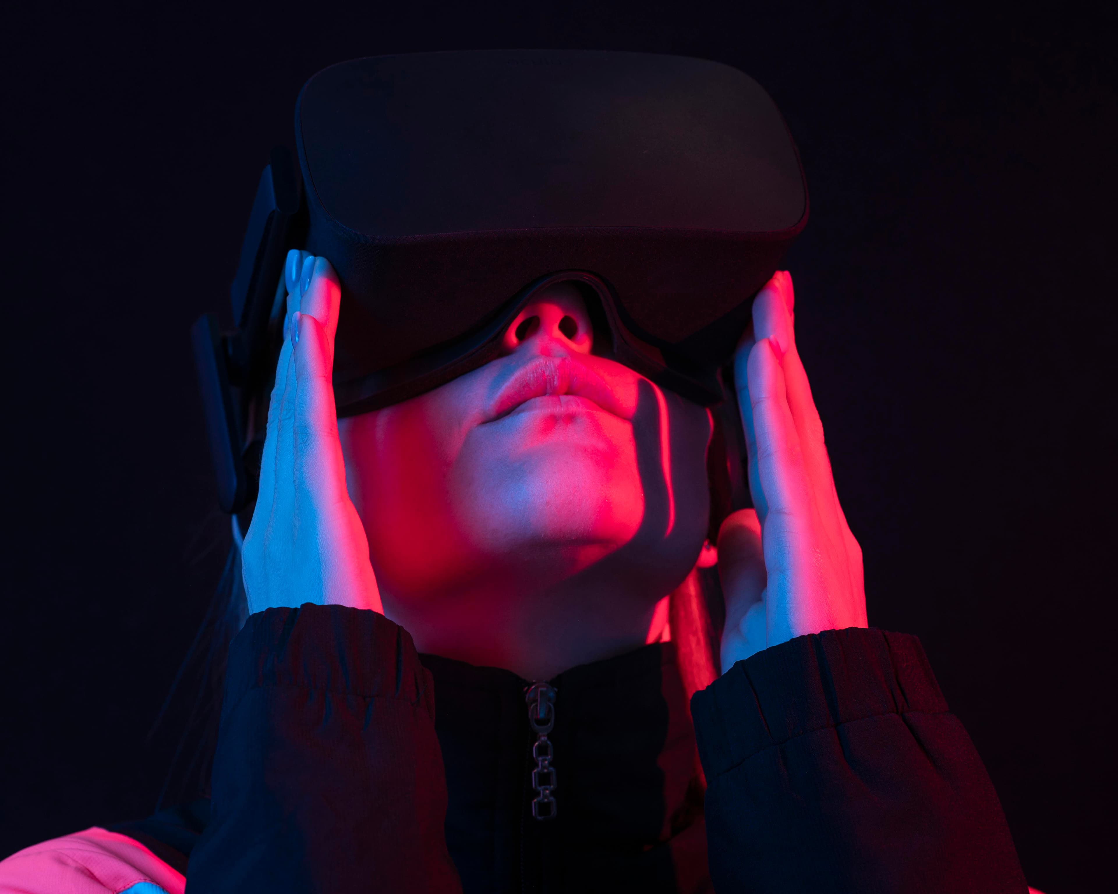 Personne équipée d’un casque de réalité virtuelle